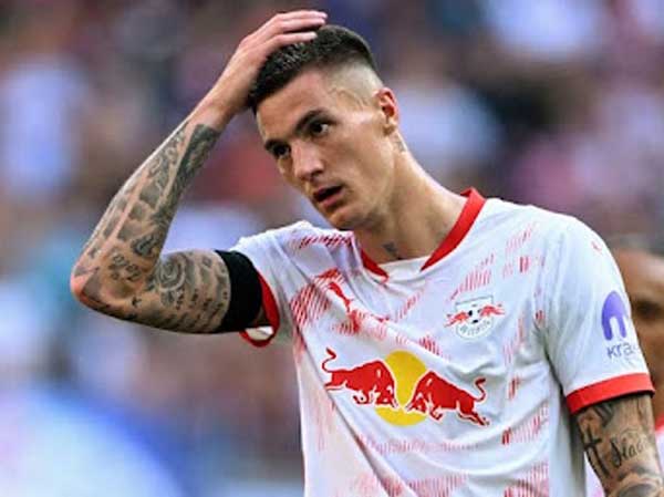 Benjamin 艩e拧ko 膽茫 c贸 c啤 h峄檌 ra s芒n nhi峄乽 h啤n trong m脿u 谩o RB Leipzig